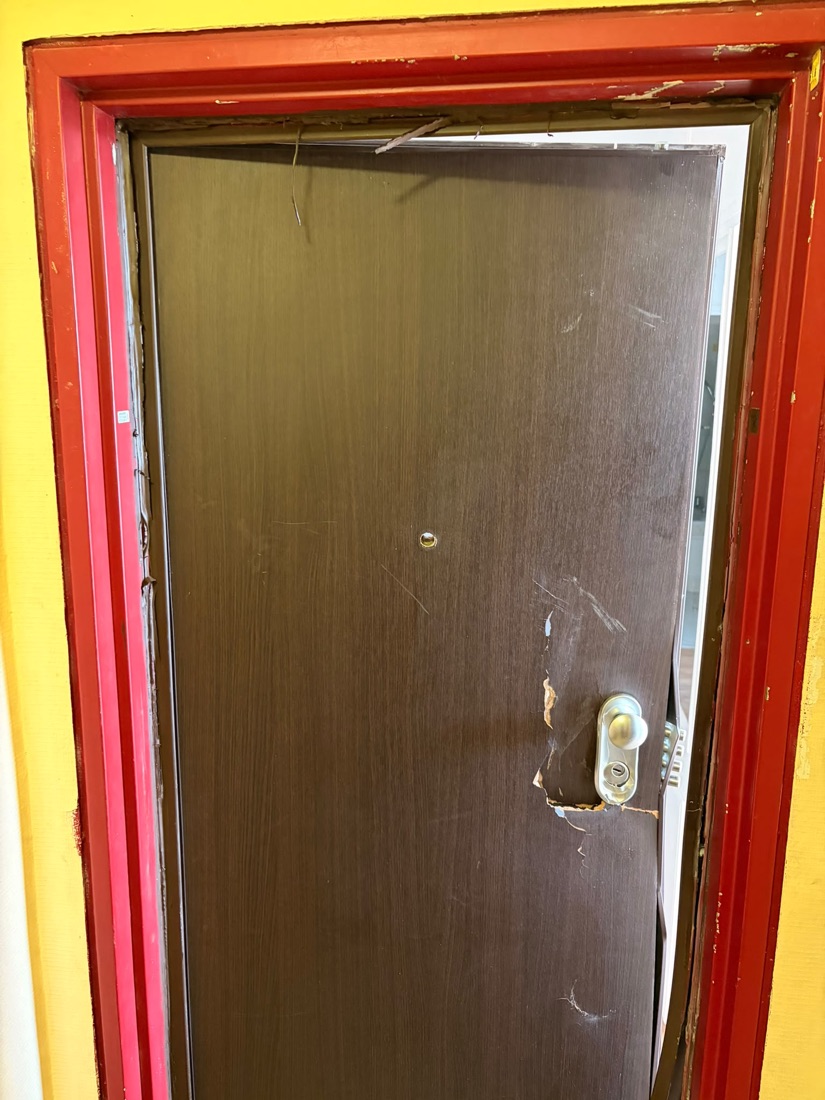 Placage arraché autour du cylindre et de la plaque de propreté après effraction