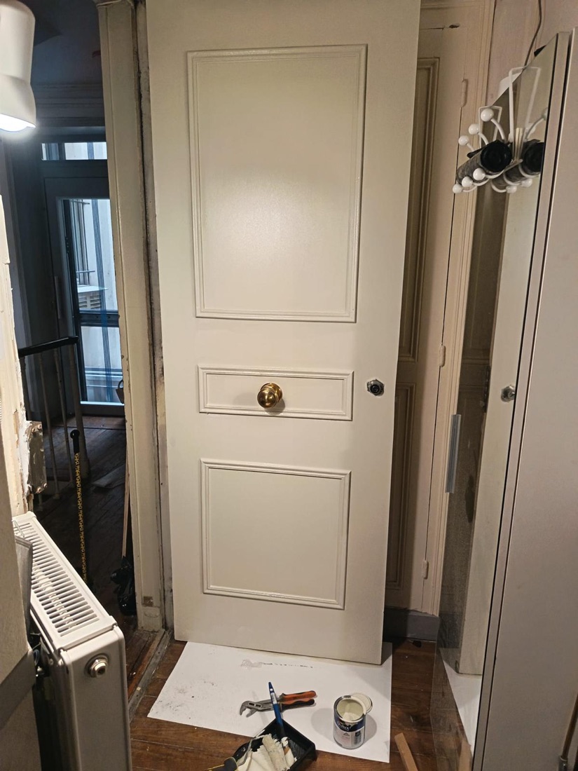 Porte neuve posée et repeinte après remise en état, perçage du cylindre préparé