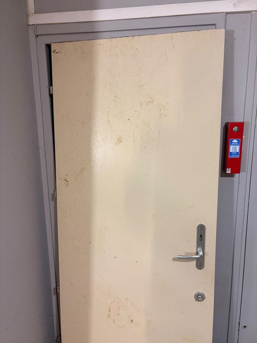 Porte de partie commune avec cylindre européen et verrou à bouton